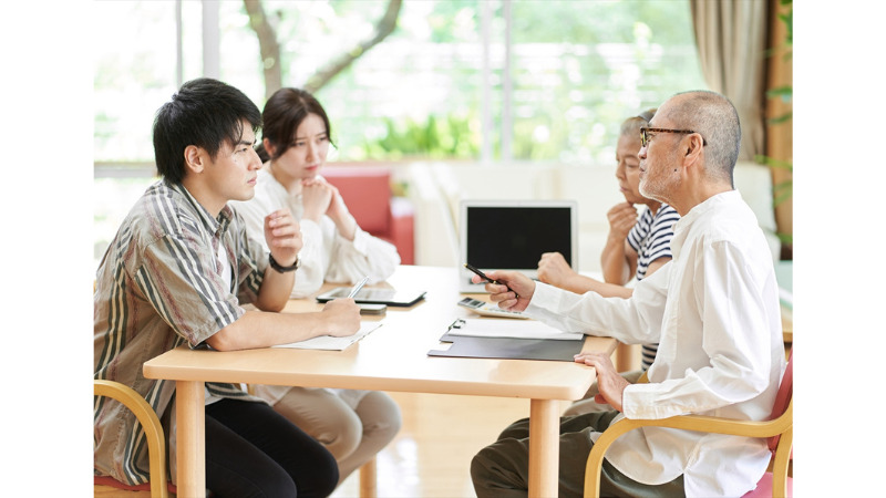 家族4人が言い争いをしている　イメージ画像