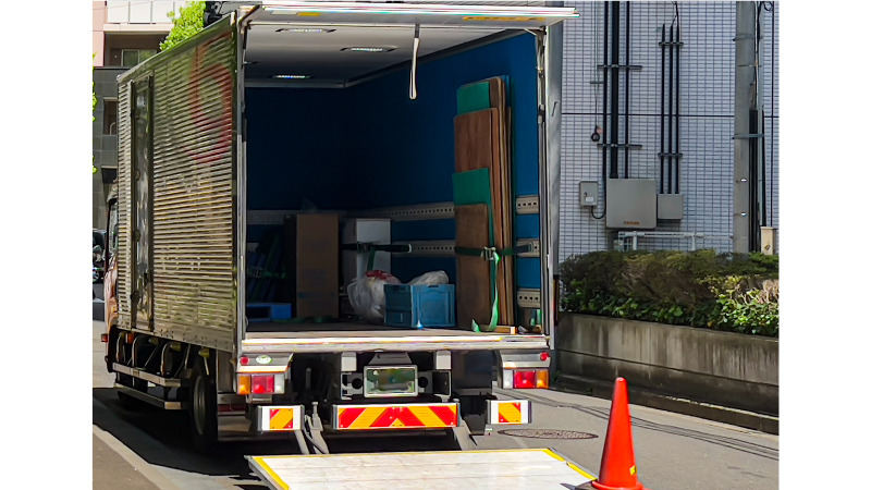 引越し業者のトラックの荷台　イメージ画像