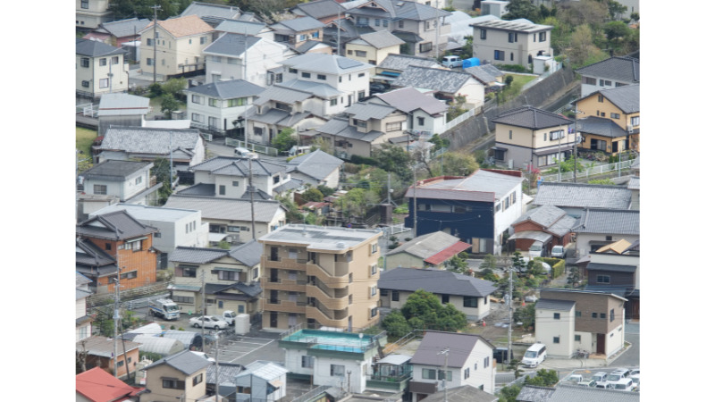 戸建てやマンションの建ち並ぶ住宅街の写真