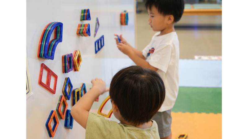 遊んでいる幼児ふたり　イメージ画像