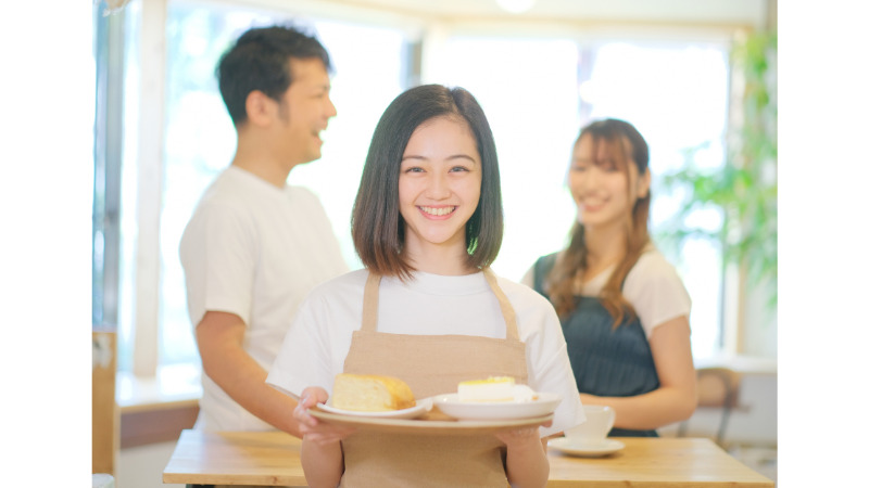 飲食店でケーキを運ぶ女性　バイトのイメージ画像