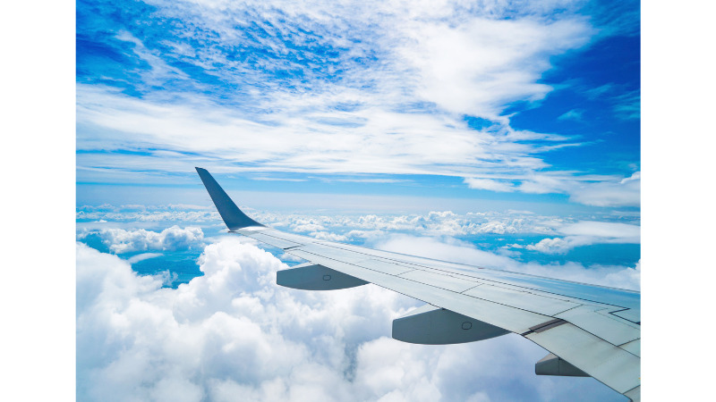 飛行機からの景色、青空と白い雲