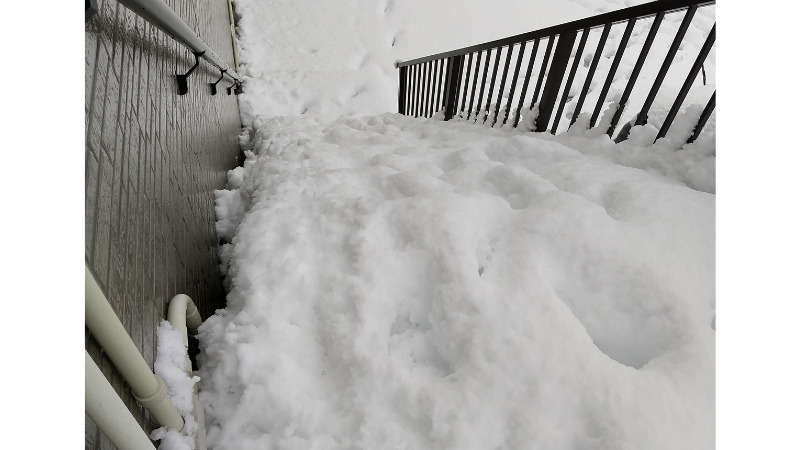 雪のつもる外階段