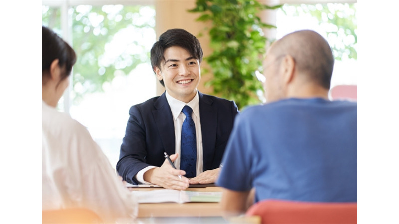 ＦＰが夫婦に向かい説明をしているイメージ画像