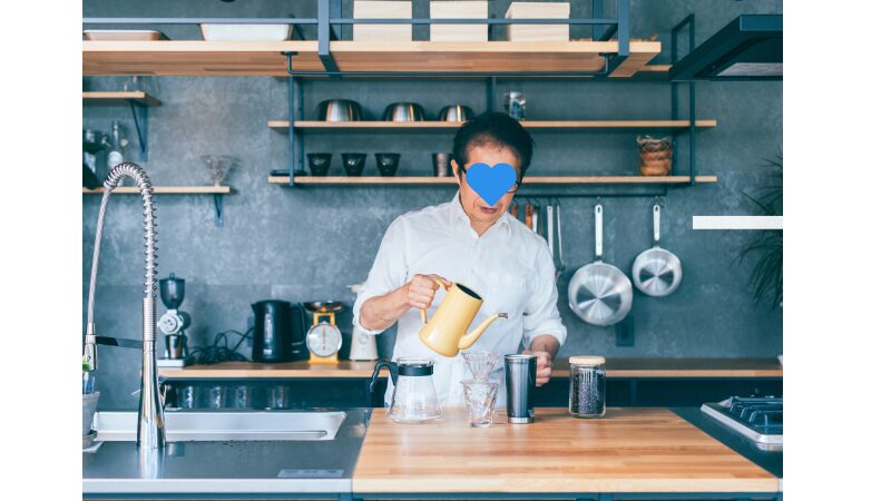 コーヒーをドリップする年配男性